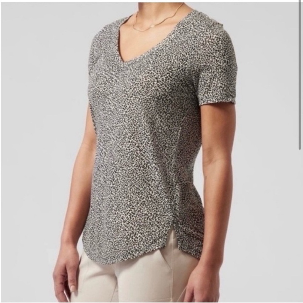 Athleta Breezy Scoop V-Neck Tee Leopard size L